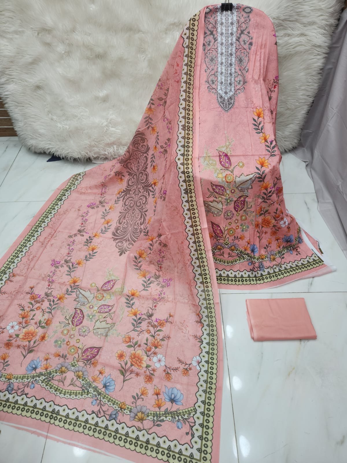 MAHJABEEN SIGNATURE LAWN P41
