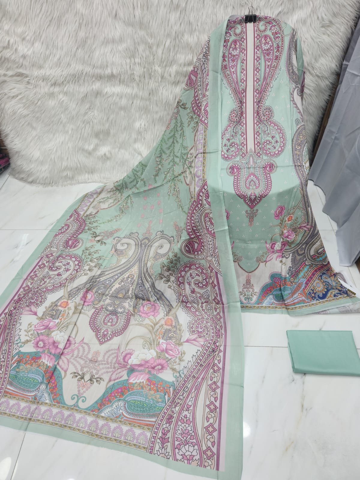 MAHJABEEN SIGNATURE LAWN P21