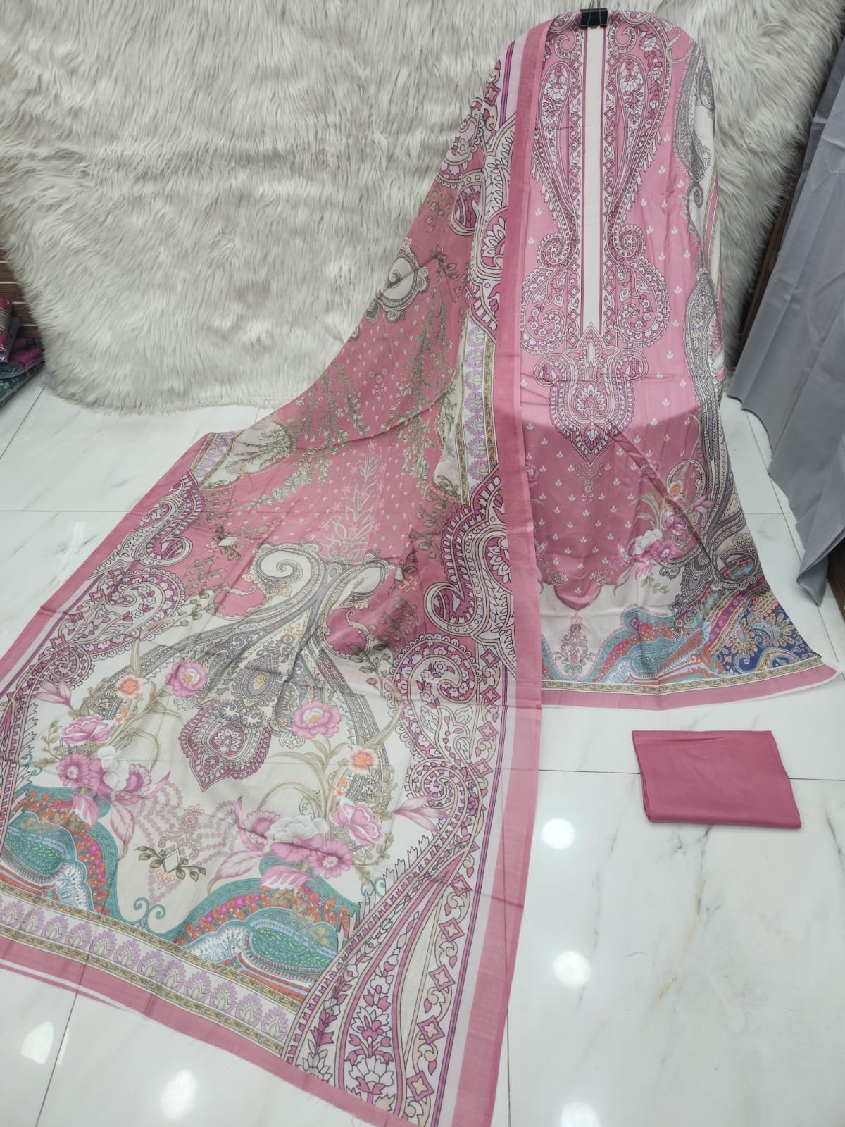 MAHJABEEN SIGNATURE LAWN P20