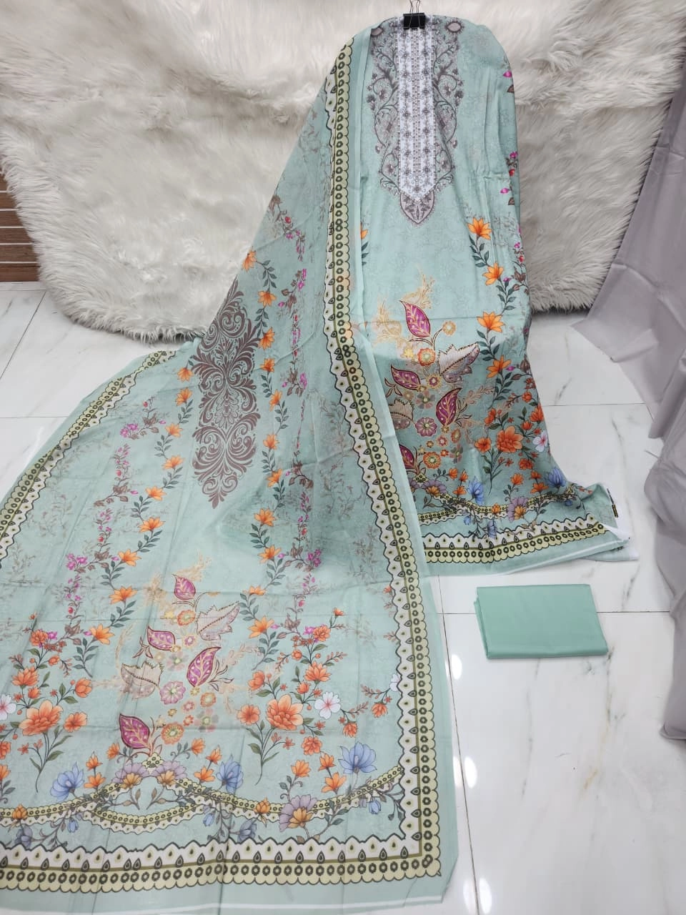MAHJABEEN SIGNATURE LAWN P29