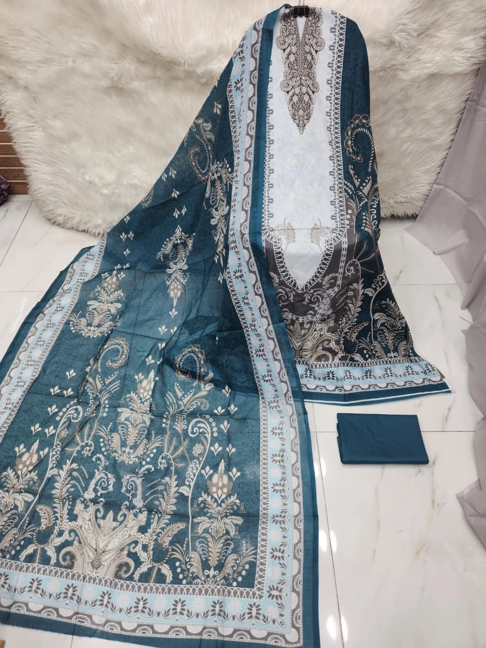 MAHJABEEN SIGNATURE LAWN P30