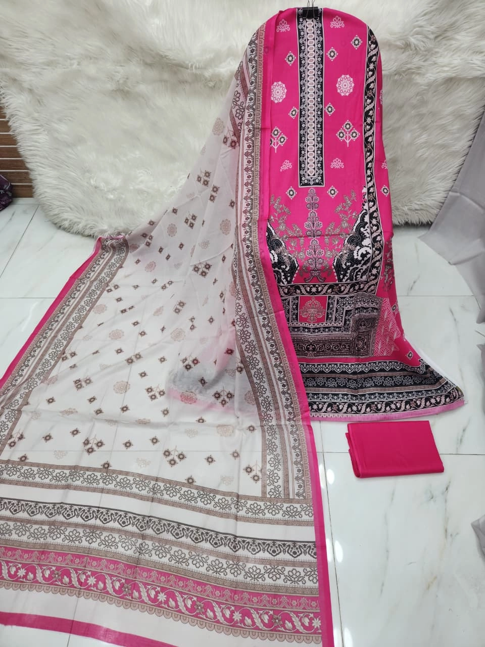 MAHJABEEN SIGNATURE LAWN P28