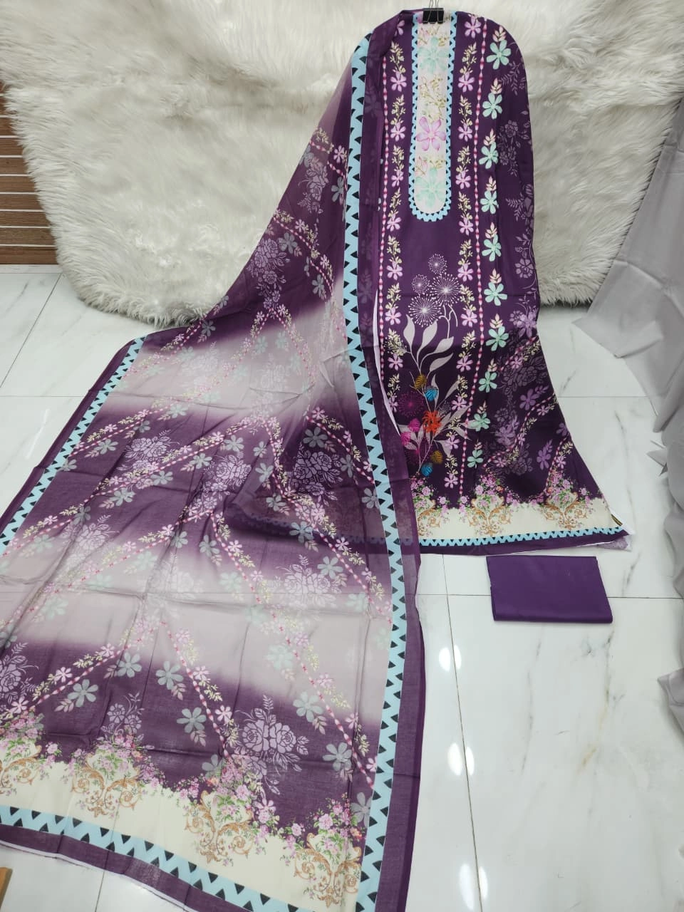 MAHJABEEN SIGNATURE LAWN P37