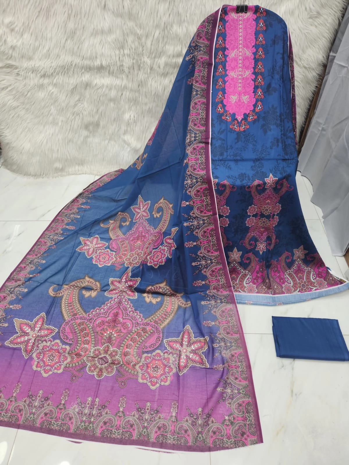MAHJABEEN SIGNATURE LAWN P18