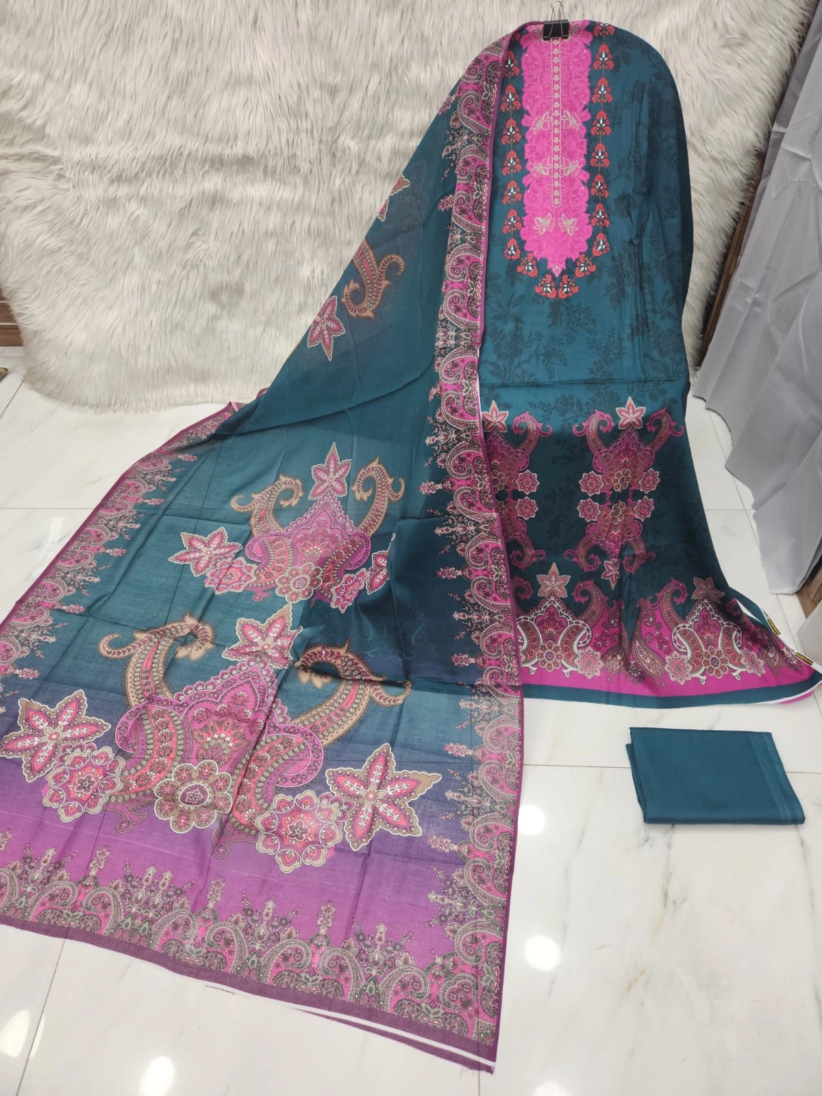 MAHJABEEN SIGNATURE LAWN P17