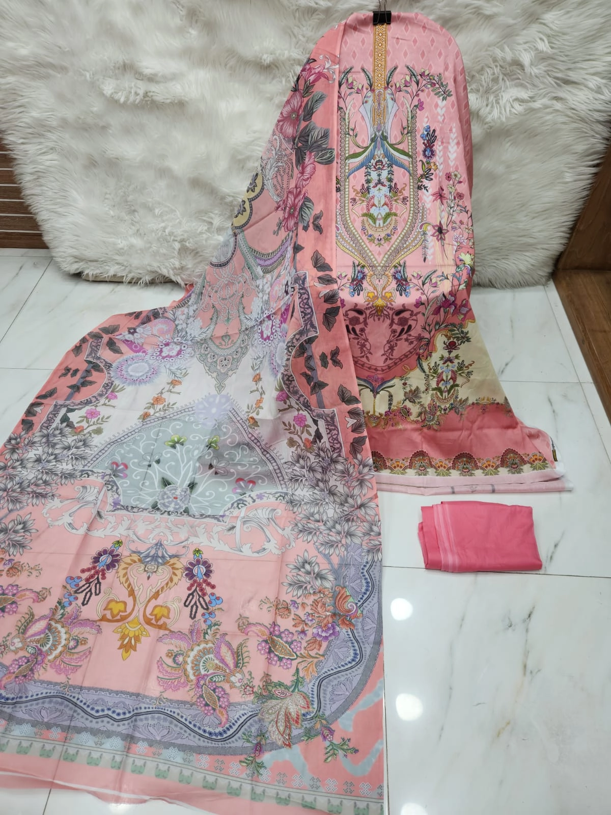 MAHJABEEN SIGNATURE LAWN P32