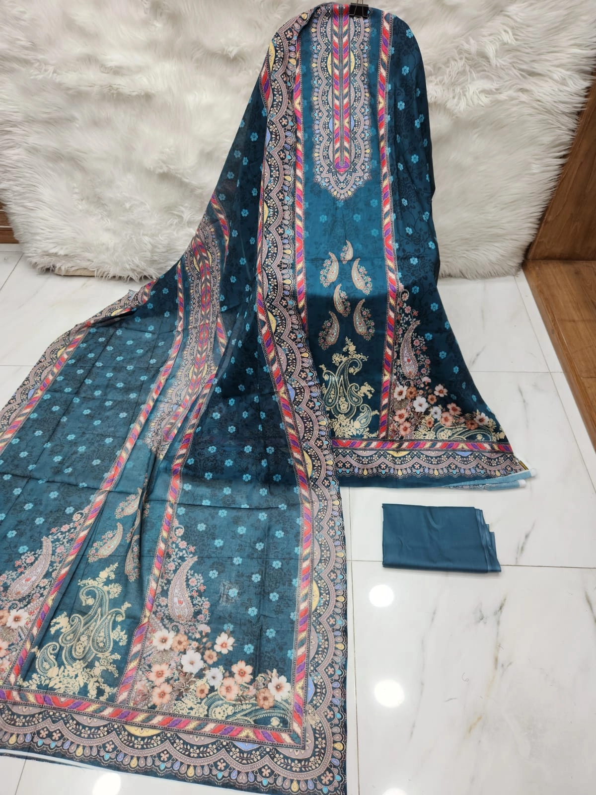 MAHJABEEN SIGNATURE LAWN P39